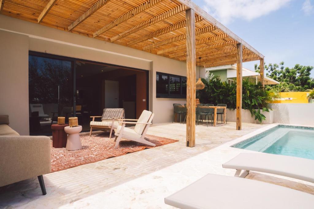 Jan ThielにあるVilla Janssen with private pool, Jan Thiel 6pのパティオ(スイミングプール付)