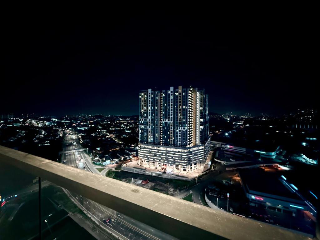 セルダンにあるSelf Check-in Privacy Free WiFi Netflix 1 Parkingの高層ビルが立ち並ぶ夜の街並み