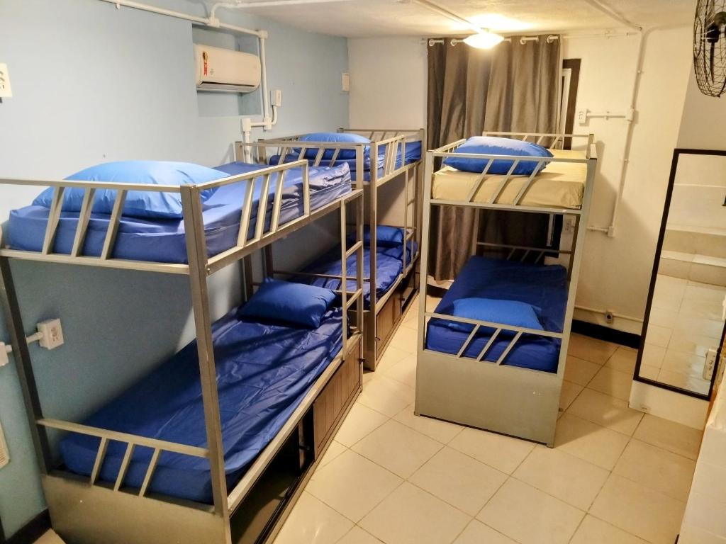 里约热内卢普拉维达旅馆的客房设有三张双层床和蓝色枕头。