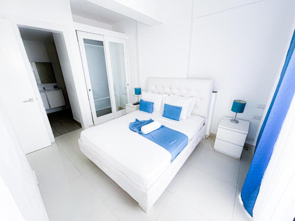 Postel nebo postele na pokoji v ubytování AZURE Suites & Stuios HOTEL Rooftop pool DUKASSI Sol Caribe BEACH CLUB & SPA