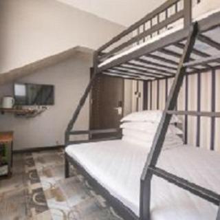 Postel nebo postele na pokoji v ubytování Tianmenshan Loft Art Inn