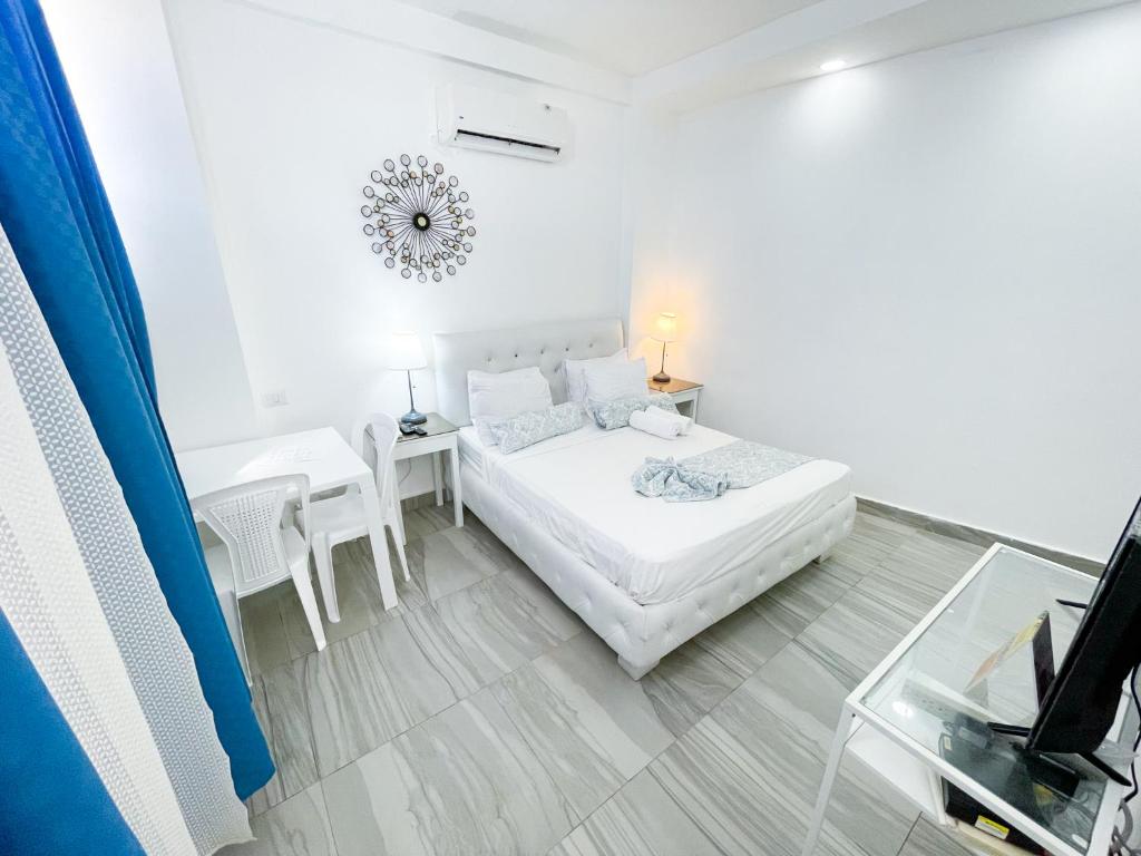 Postel nebo postele na pokoji v ubytování AZURE Suites & Stuios HOTEL Rooftop pool DUKASSI Sol Caribe BEACH CLUB & SPA