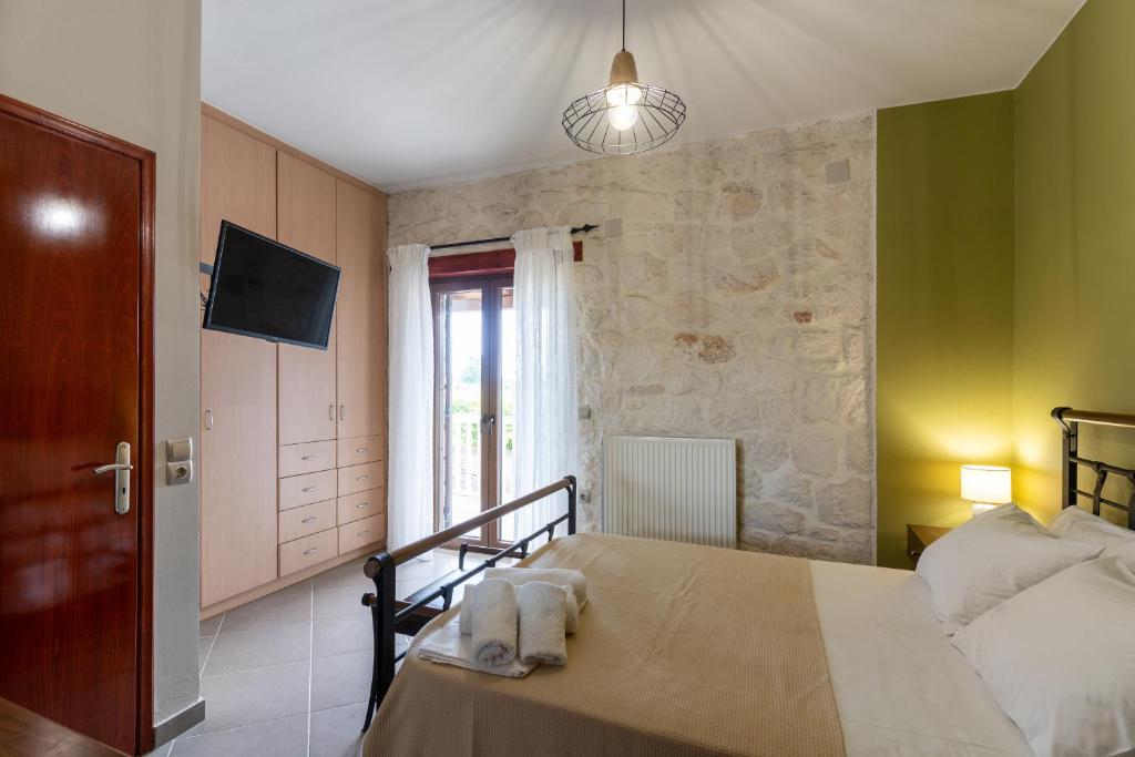 Postel nebo postele na pokoji v ubytování Idothea Stone Villa