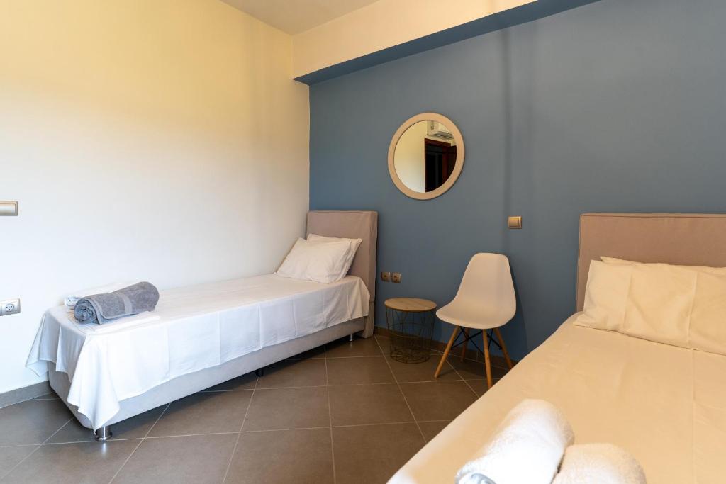 Postel nebo postele na pokoji v ubytování Idothea Stone Villa