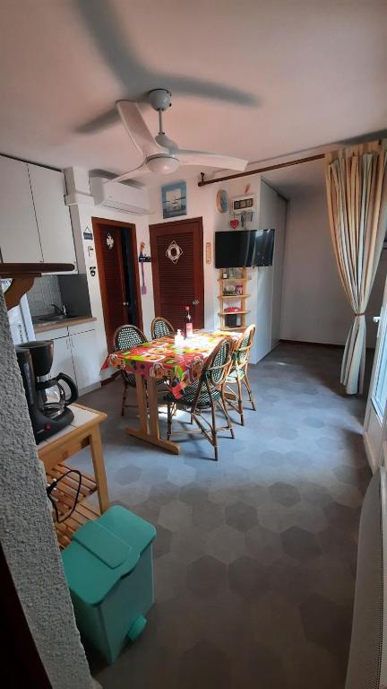 un salon avec une table et des chaises et une cuisine dans l'établissement Les Marines 2, au Barcarès