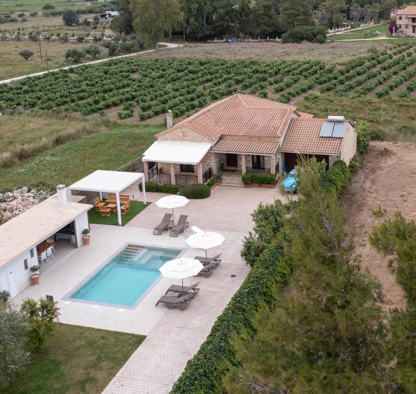 Bazén v ubytování Idothea Stone Villa nebo v jeho okolí