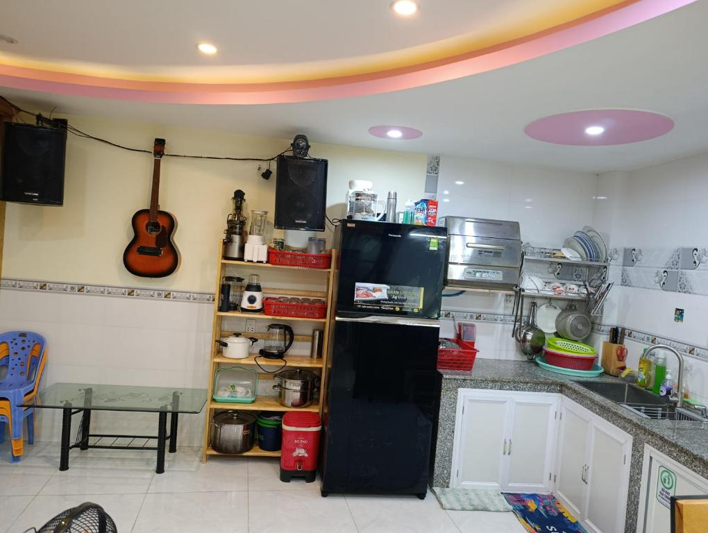 Kuchyň nebo kuchyňský kout v ubytování NHÀ NGUYÊN CĂN VŨNG TÀU DUNGVINH'S HOME