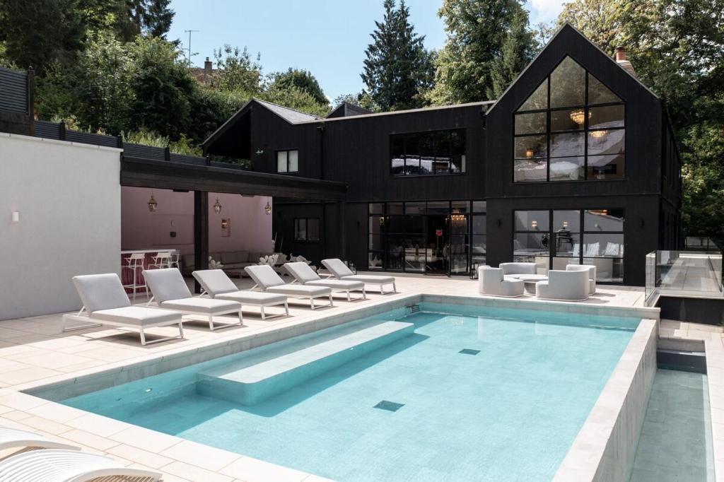 Swimmingpoolen hos eller tæt på Hanks House - Cotswolds