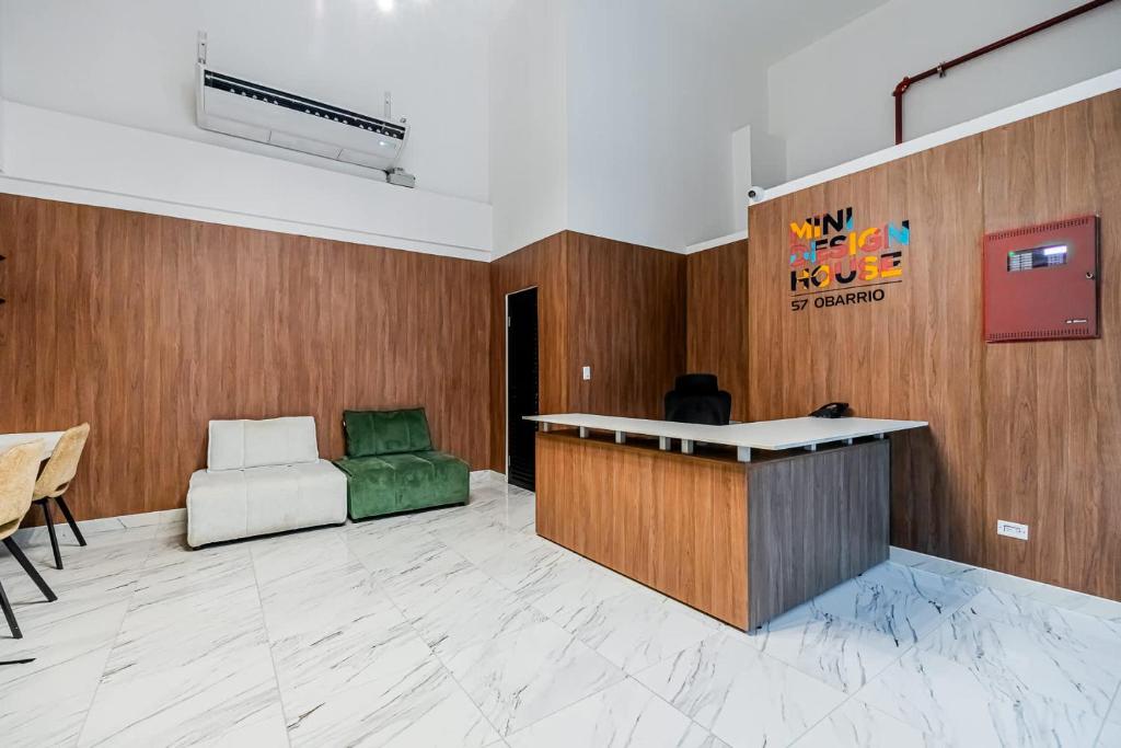 パナマシティにあるModern flats in Obarrioの部屋に机とソファがあるロビー