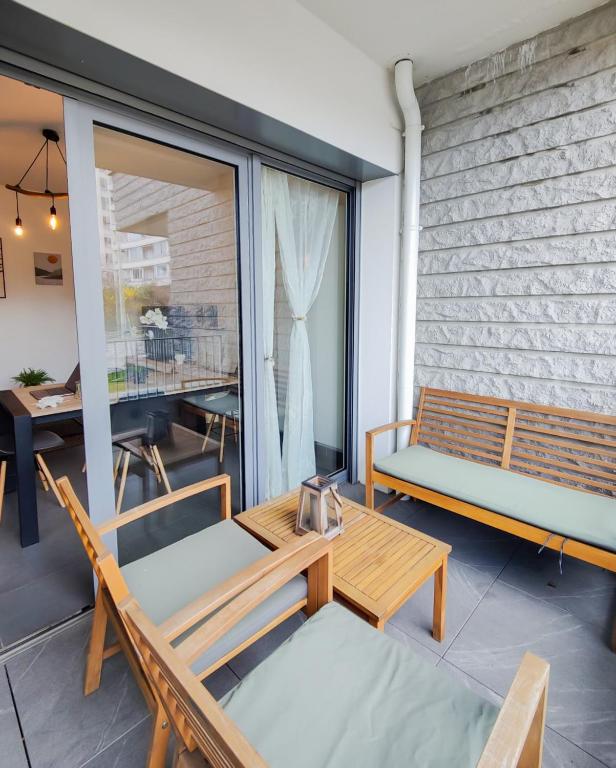 d'une terrasse avec deux bancs et une table sur un balcon. dans l'établissement Eldorado proche du lac, à Annecy
