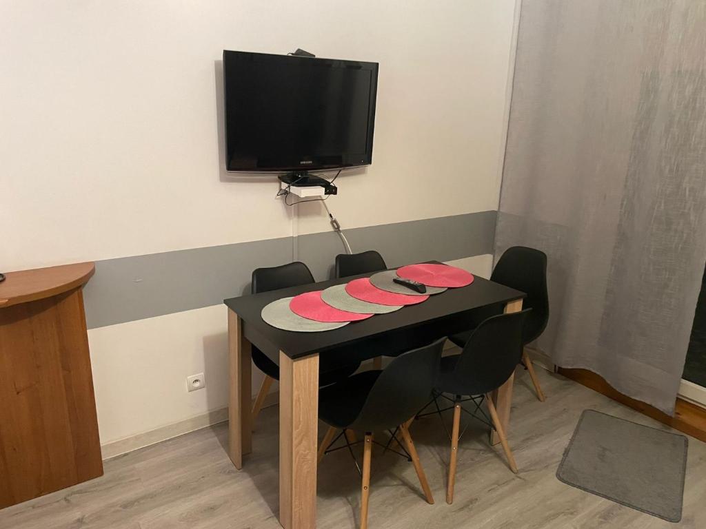 Televízia a/alebo spoločenská miestnosť v ubytovaní Apartamenty Przy Deptaku