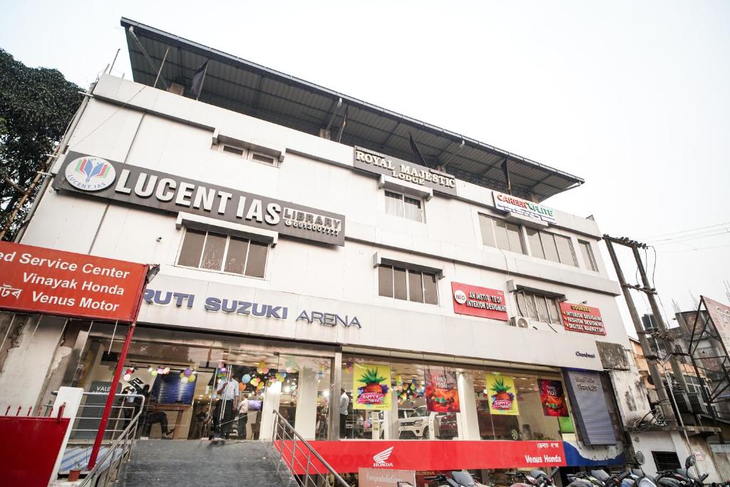 Royal Majestic Lodge في غاواهاتي: مبنى ابيض كبير عليه لافته