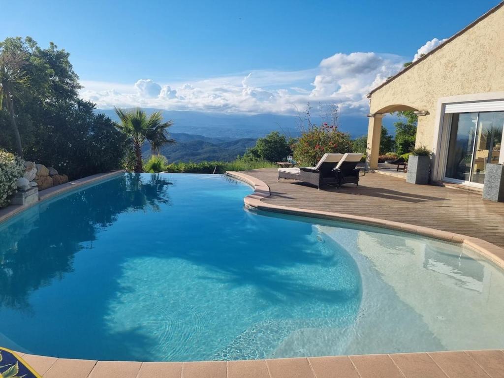 - une grande piscine dans une cour avec une terrasse dans l'établissement Beautiful villa close to beach, great views & pool, à Les Adrets-de-l'Estérel