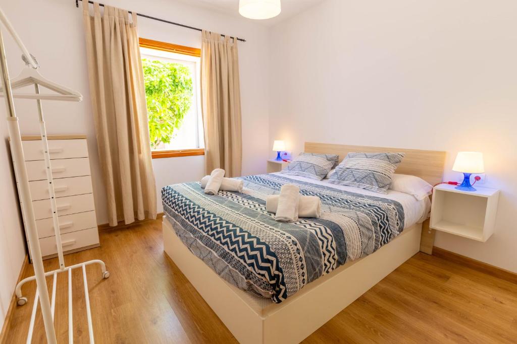 Postel nebo postele na pokoji v ubytování Casa Embat, a pocos metros de la playa