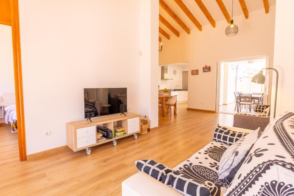 TV a/nebo společenská místnost v ubytování Casa Embat, a pocos metros de la playa