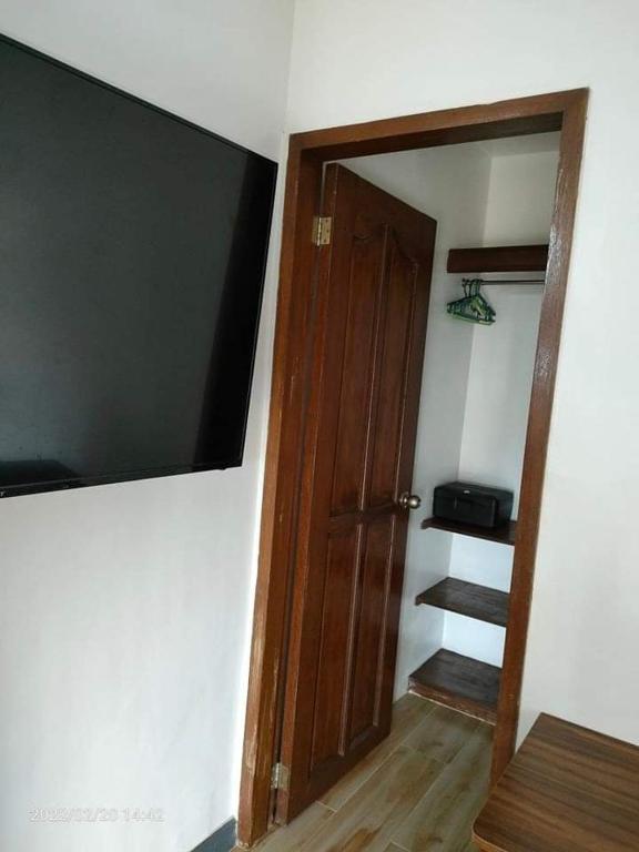 TV a/nebo společenská místnost v ubytování Studio apartment with ocean views and pool