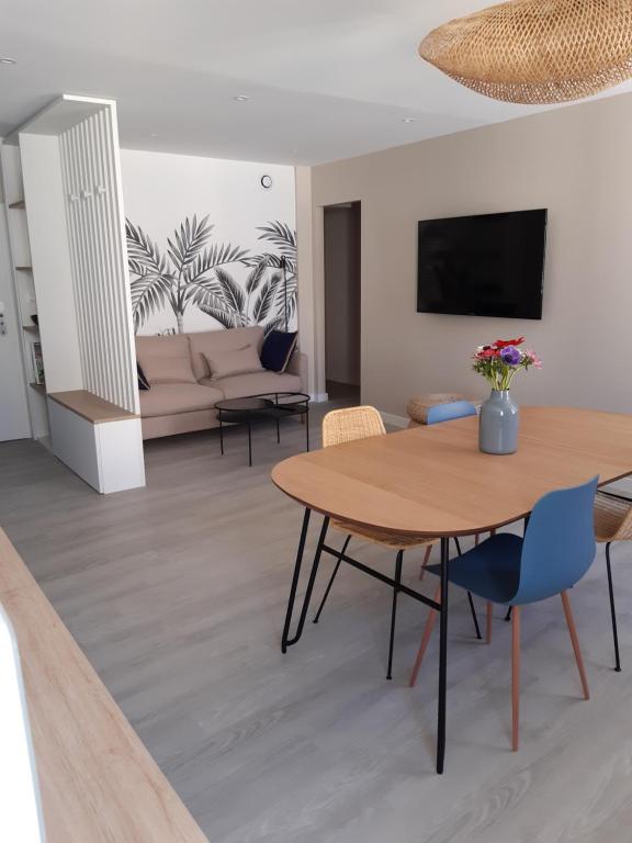 un salon avec une table et un canapé dans l'établissement Hypercentre Saint Tropez 3pièces, à Saint-Tropez