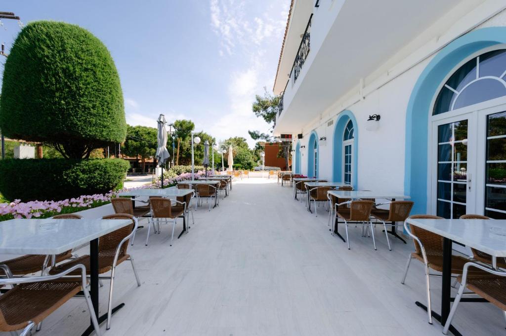 A restaurant or other place to eat at Artemis