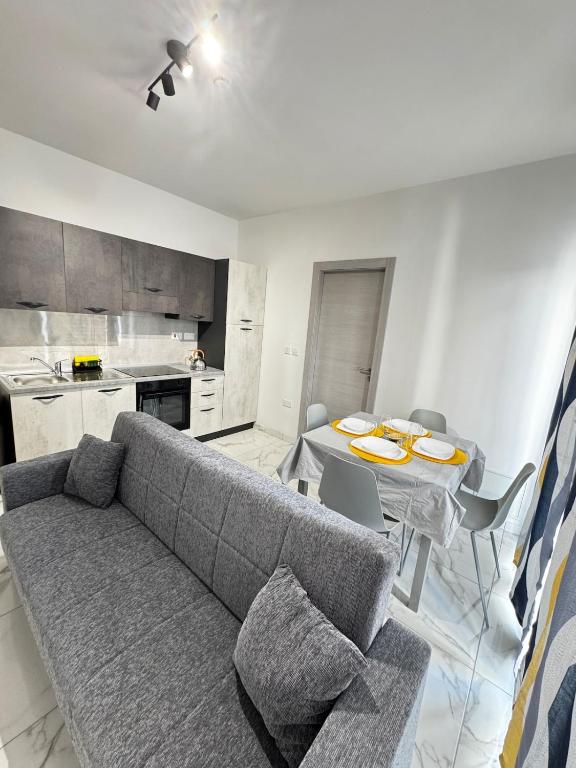 una sala de estar con un sofá y una mesa en High End Apartment in Gzira, en Il-Gżira