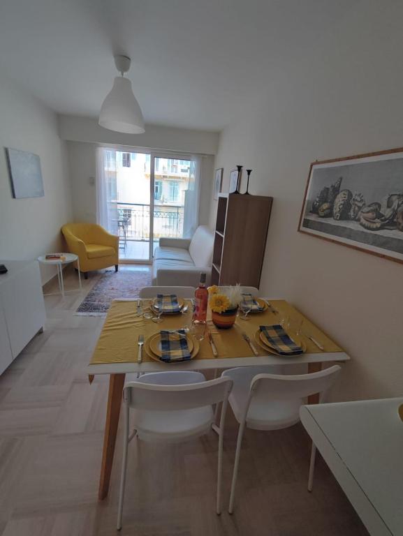 une cuisine et un salon avec une table et des chaises dans l'établissement Maison Citron, à Menton