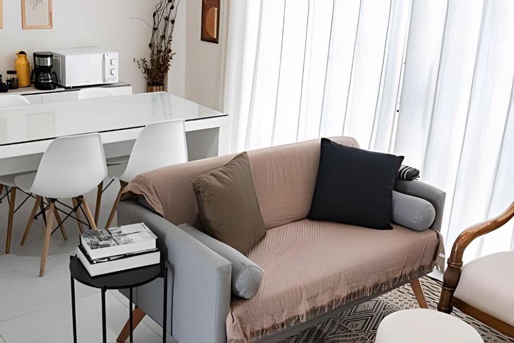 een woonkamer met een bank en een tafel bij Perequê Center in Ilhabela