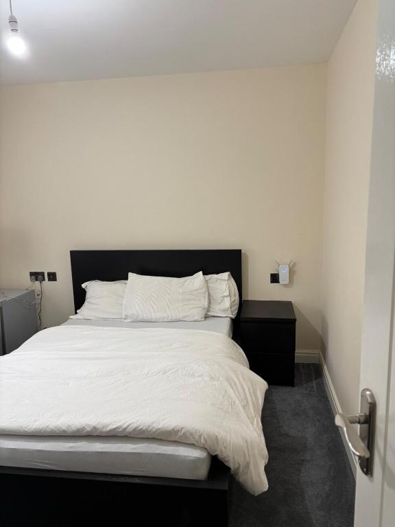Ένα ή περισσότερα κρεβάτια σε δωμάτιο στο Double Room Ensuite in Croydon Family Home