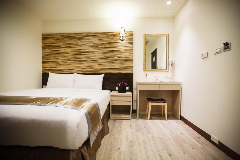 Postel nebo postele na pokoji v ubytování Kaishen Hotel