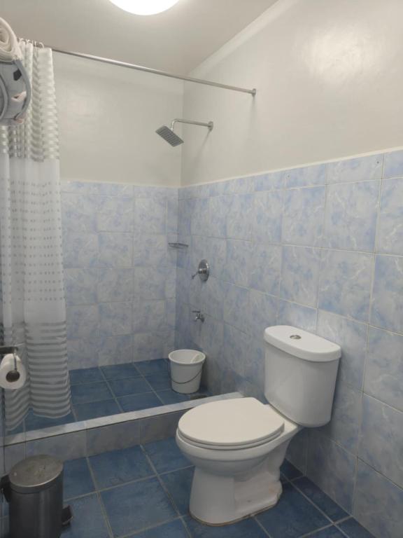 Koupelna v ubytování Studio apartment with ocean views and pool