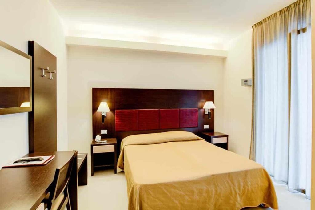 Postel nebo postele na pokoji v ubytování Hotel Capitol