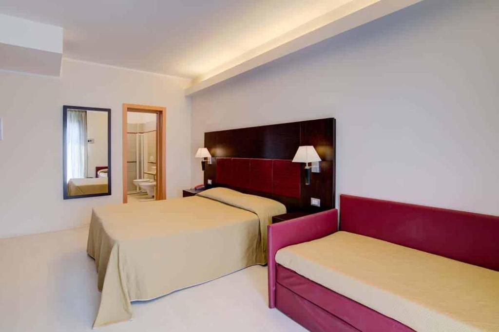 Postel nebo postele na pokoji v ubytování Hotel Capitol