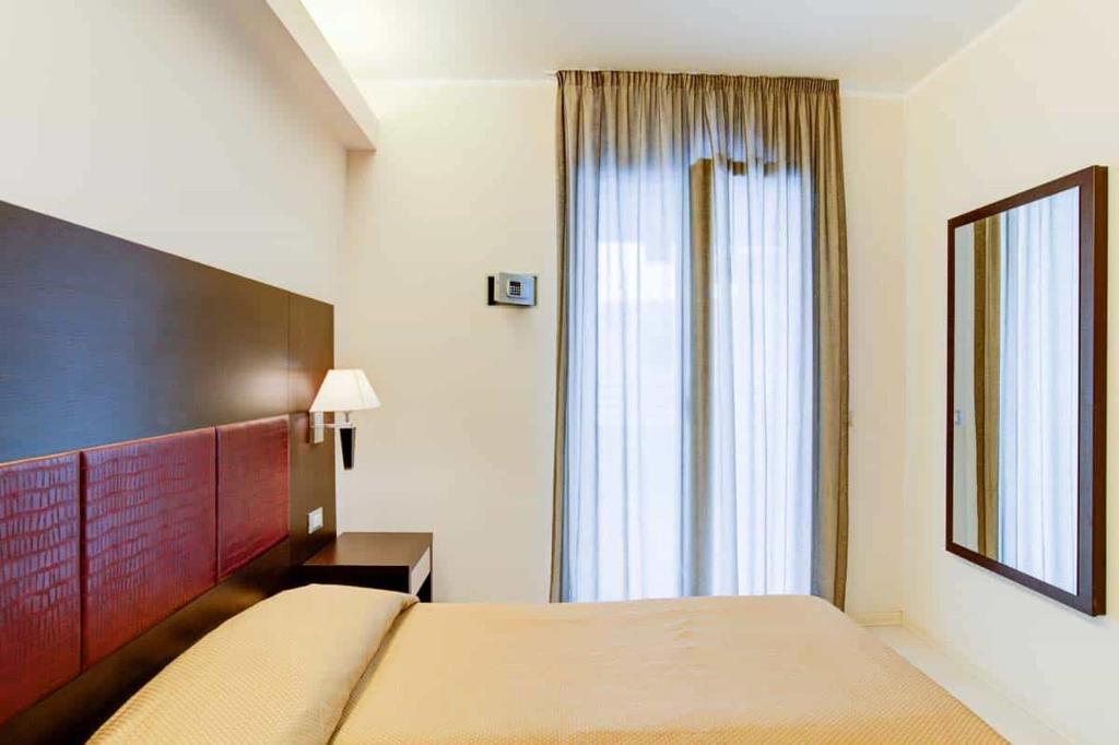 Postel nebo postele na pokoji v ubytování Hotel Capitol
