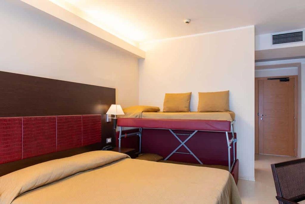 Postel nebo postele na pokoji v ubytování Hotel Capitol