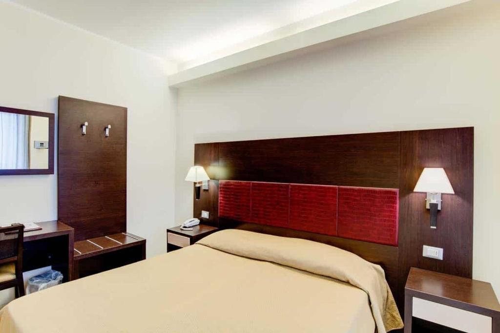 Postel nebo postele na pokoji v ubytování Hotel Capitol