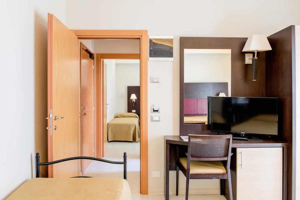 TV a/nebo společenská místnost v ubytování Hotel Capitol
