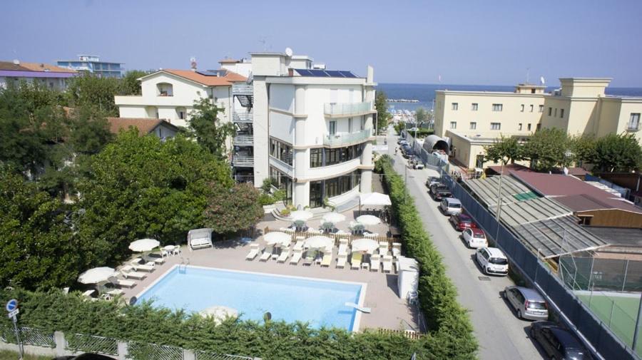Bazén v ubytování Hotel Capitol nebo v jeho okolí