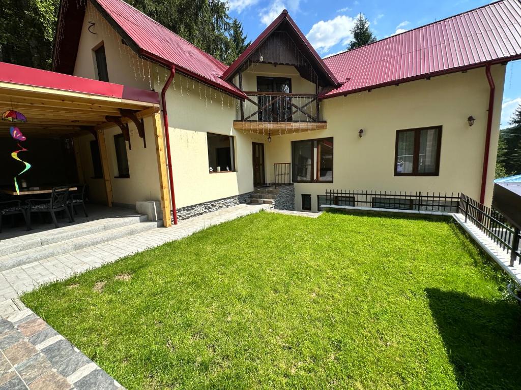 an image of a house with a yard at Cabana Caterina in Topliţa