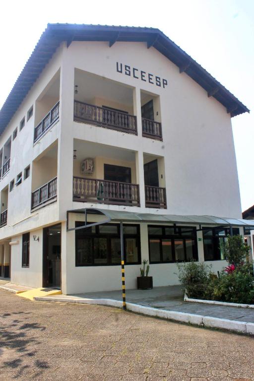 a large white building with the wordvelt on it at USCEESP Praia Grande in Praia Grande
