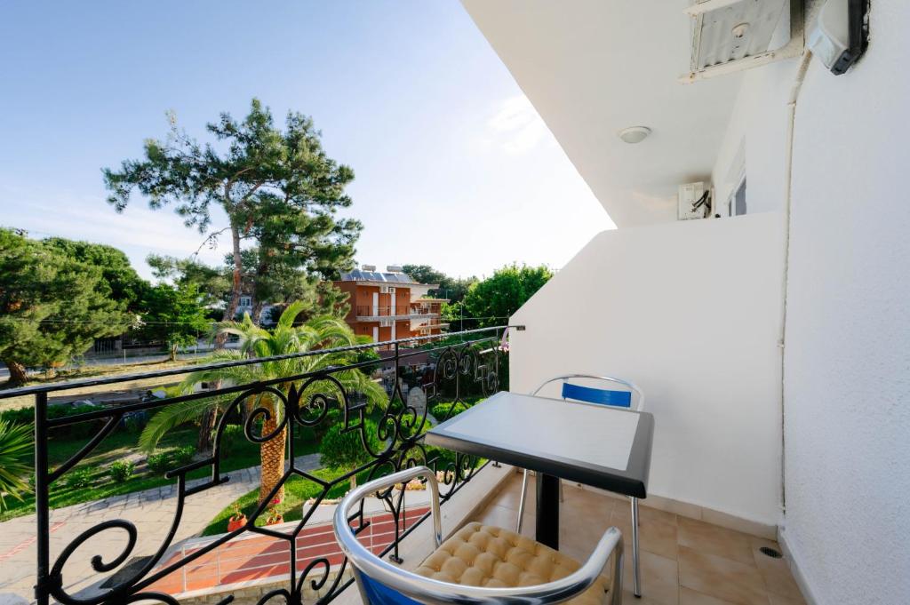 A balcony or terrace at Artemis