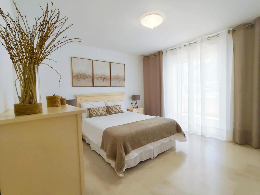 Posteľ alebo postele v izbe v ubytovaní Vivienda en residencial con piscina