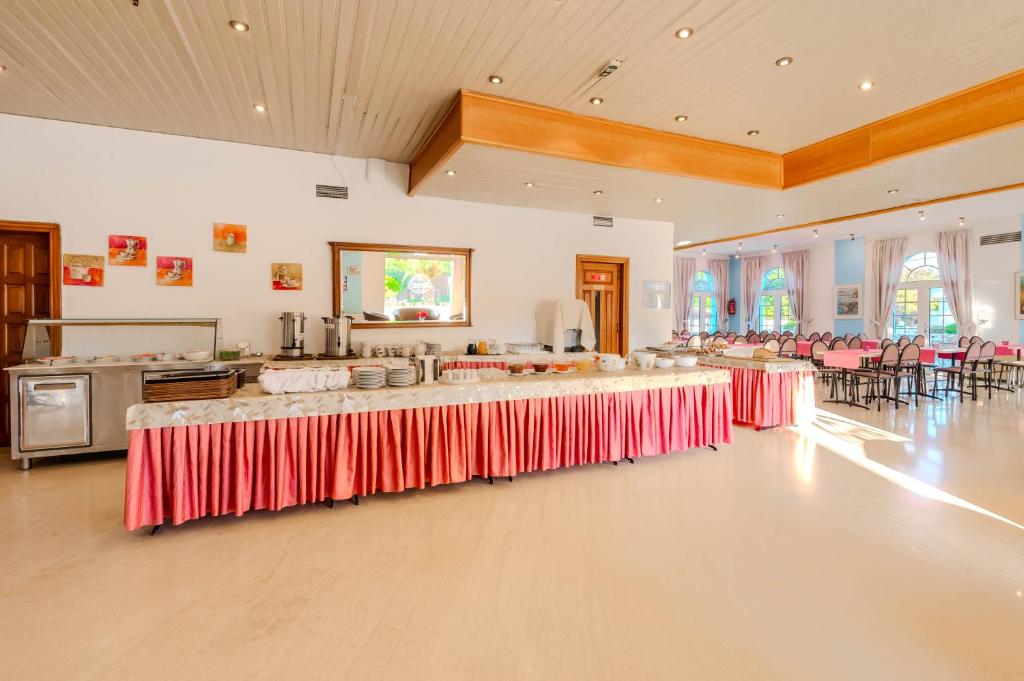 A restaurant or other place to eat at Artemis
