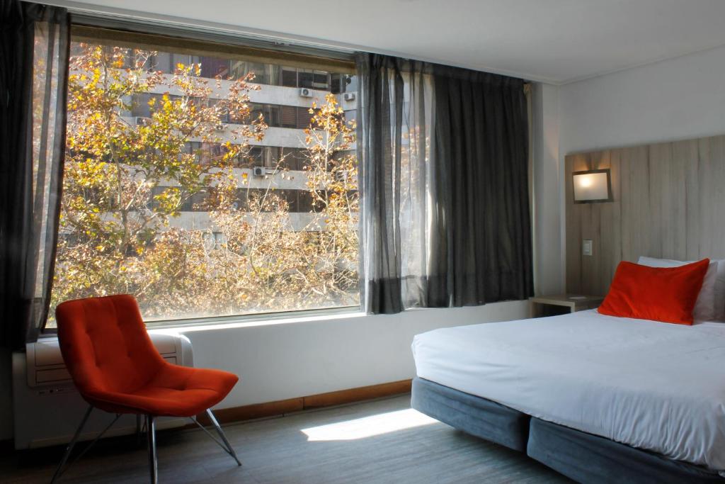 En eller flere senge i et værelse på Hotel Terrado Lyon