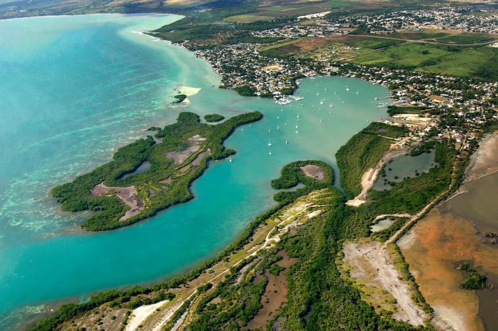 een luchtzicht op de eilanden in de oceaan bij La Gozadera Park RV 1 in Salinas