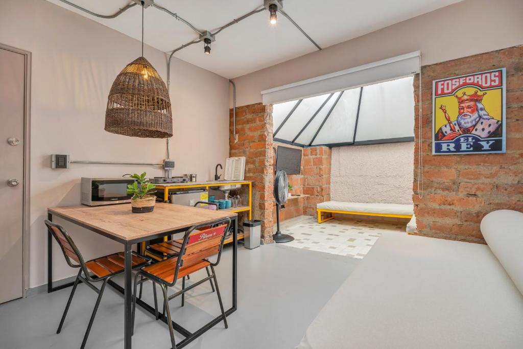 a kitchen and dining room with a table and chairs at Apartamentos Manila Casapa by Housy Host in Medellín