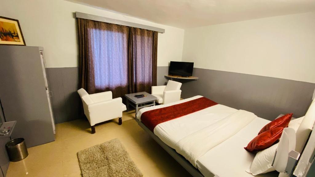 Postel nebo postele na pokoji v ubytování Ocean Inn & Meadows Inn ! Couple Friendly ! Family Hotel ! Walking Distance From Mall Road