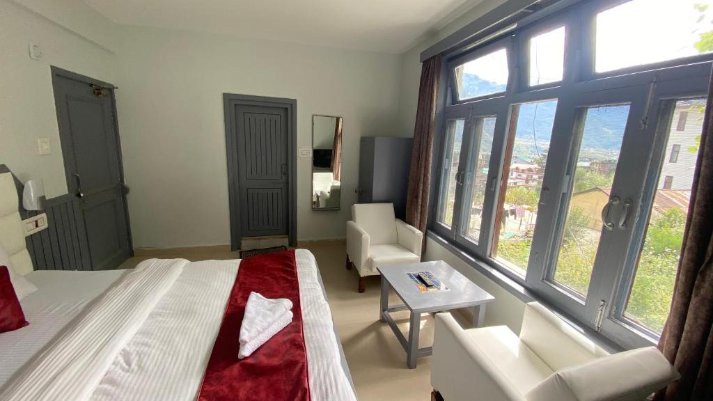 Postel nebo postele na pokoji v ubytování Ocean Inn & Meadows Inn ! Couple Friendly ! Family Hotel ! Walking Distance From Mall Road