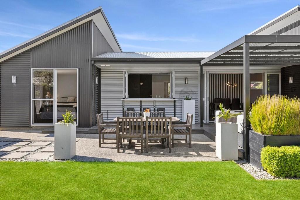 a house with a table and chairs in a yard at Mountain View House in Cromwell