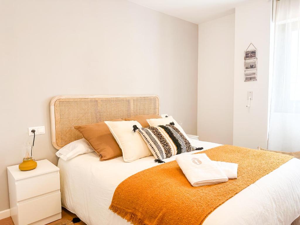 フィステーラにあるApartamento Máis by ALÔGAの白いベッドルーム(大型ベッド1台、枕付)