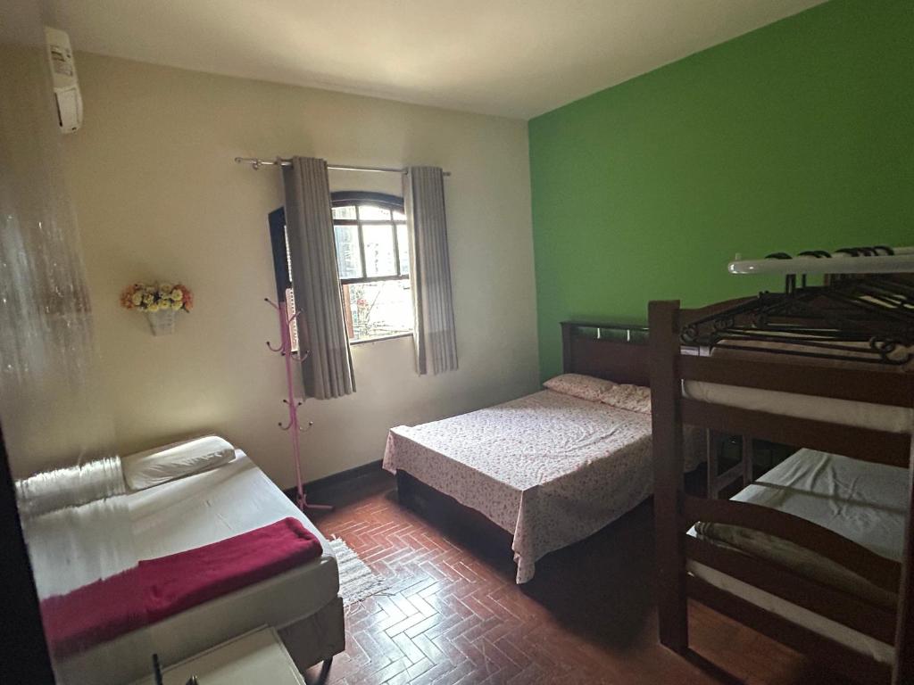 een kamer met twee stapelbedden en een raam bij Casa benção de mãe in Aparecida