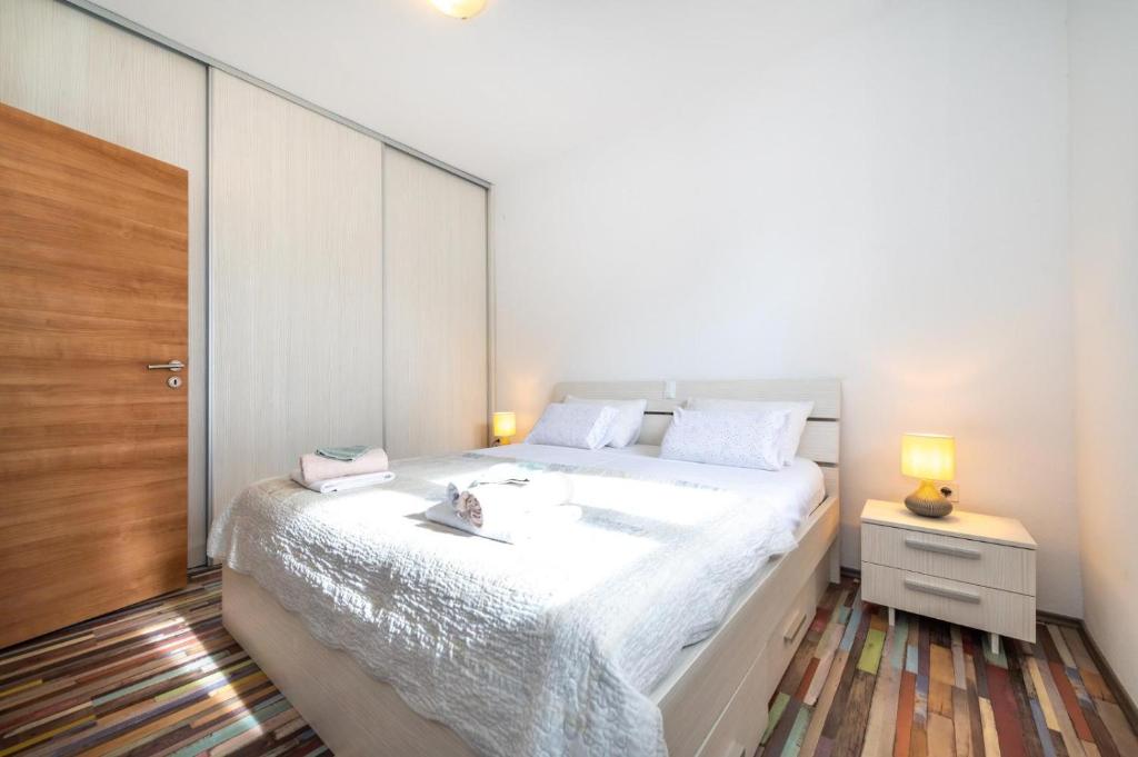 Postel nebo postele na pokoji v ubytování Villa Oaza Primošten With Heated Pool