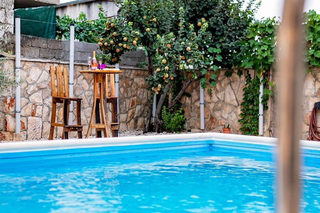 Bazén v ubytování Villa Oaza Primošten With Heated Pool nebo v jeho okolí